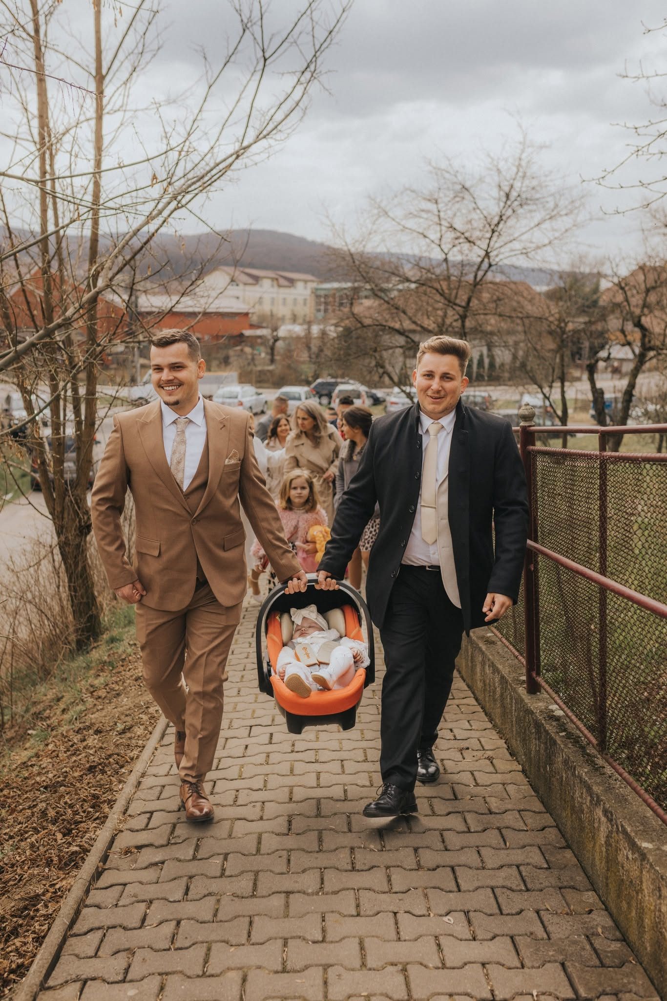 A szülők és a baba pillanatképe az ágyon, a keresztelő előtt