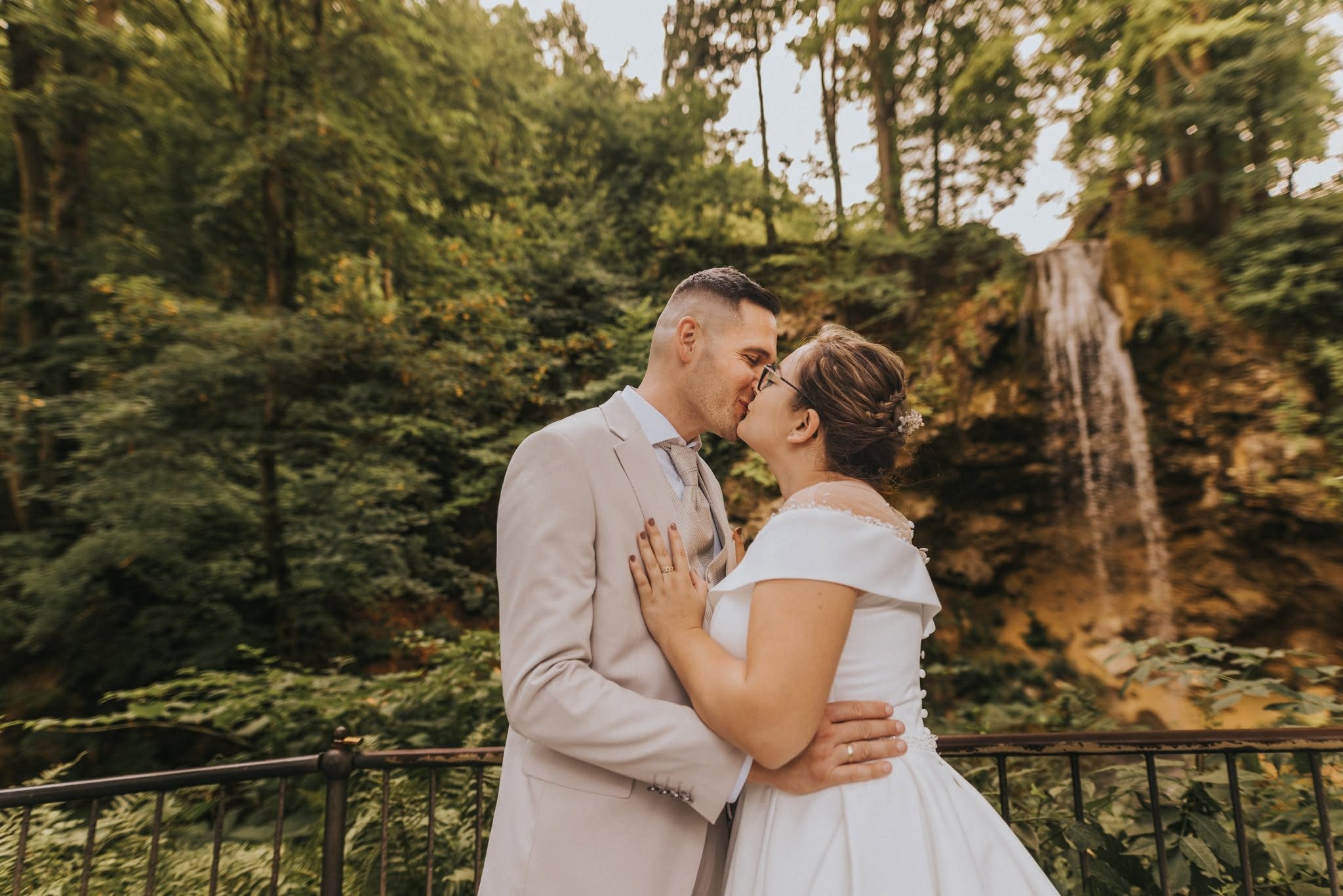 A kisbaba a karácsonyfa díszeit nézegeti édesanyjával